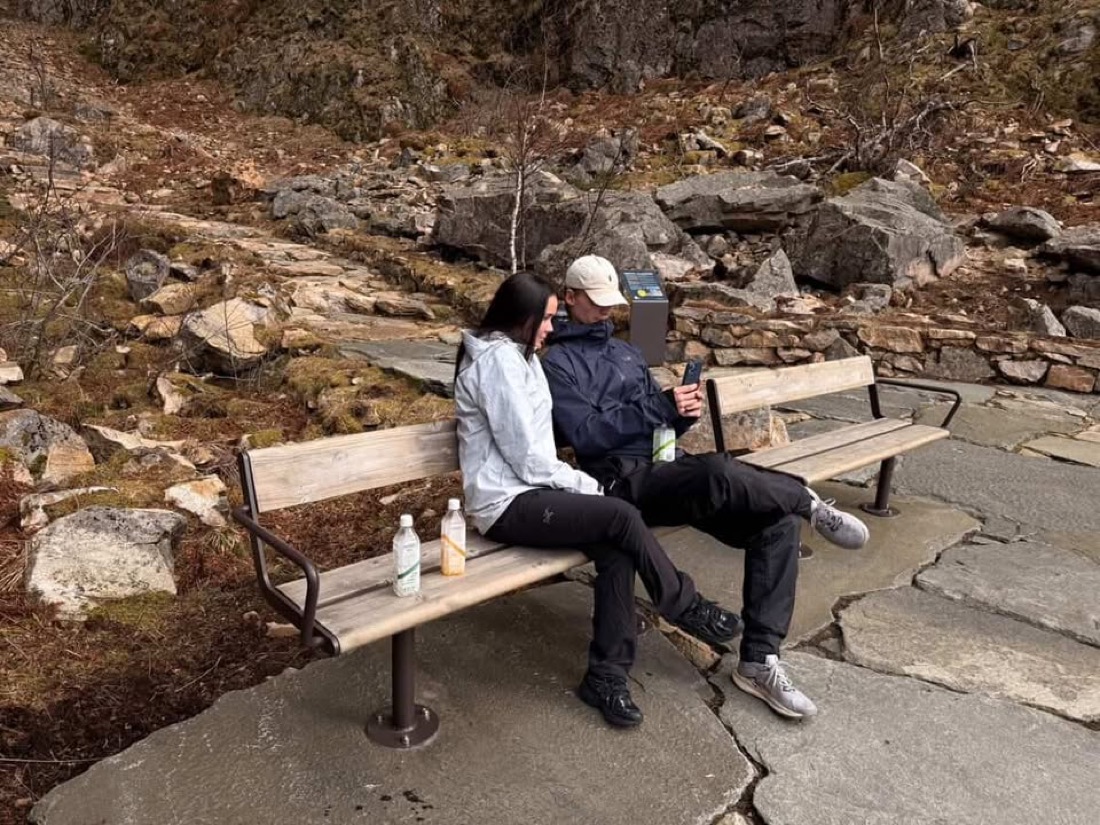 Pause på en bænk under en vandretur med Vera Drink